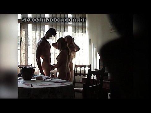 ❤️ Οι φίλοι του σεξ προσκαλούν έναν γιγαντιαίο άνδρα και ένα τρίο μαζί του ❌ Ποιότητα πορνό