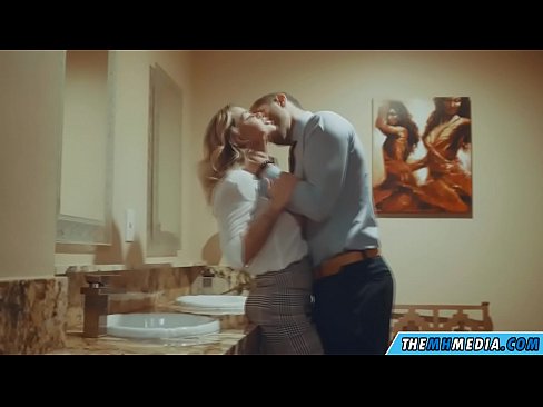 ❤️ Όταν μια πλούσια ξανθιά σε αποπλανεί σε μια δημόσια τουαλέτα ❌ Ποιότητα πορνό